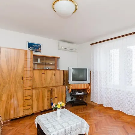 House Laura Klanfari